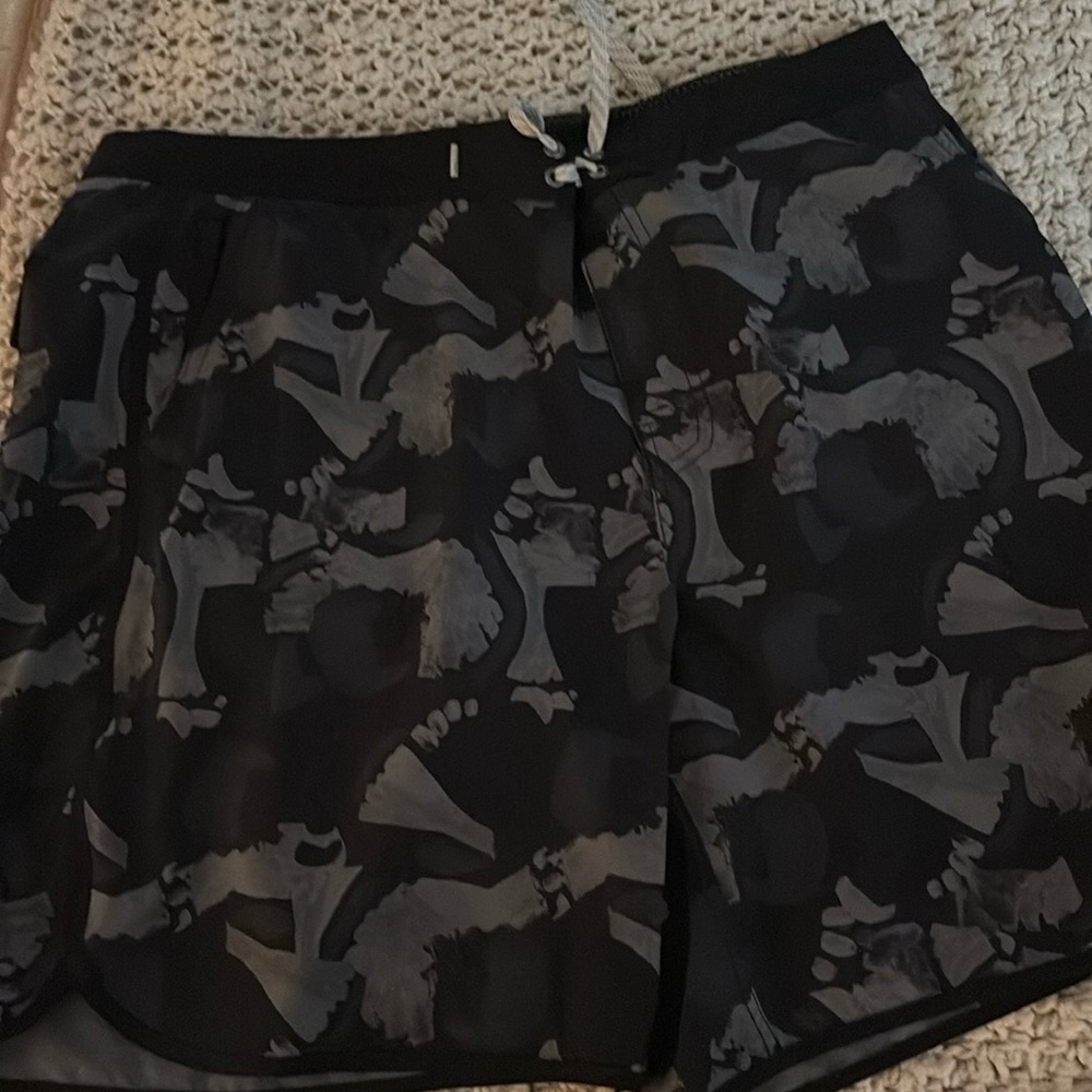 Men’s Vuori board short